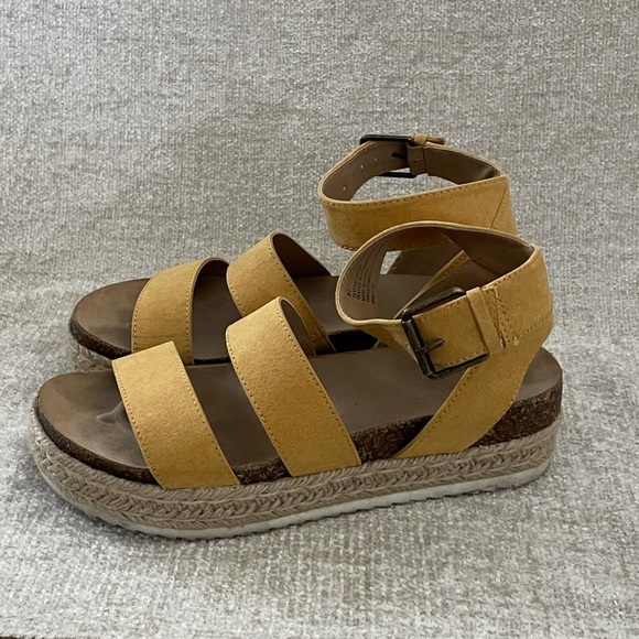 Platform Sandal - Picture 3 of 5